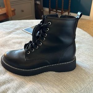 Black boots, in good condition, worn a couple times